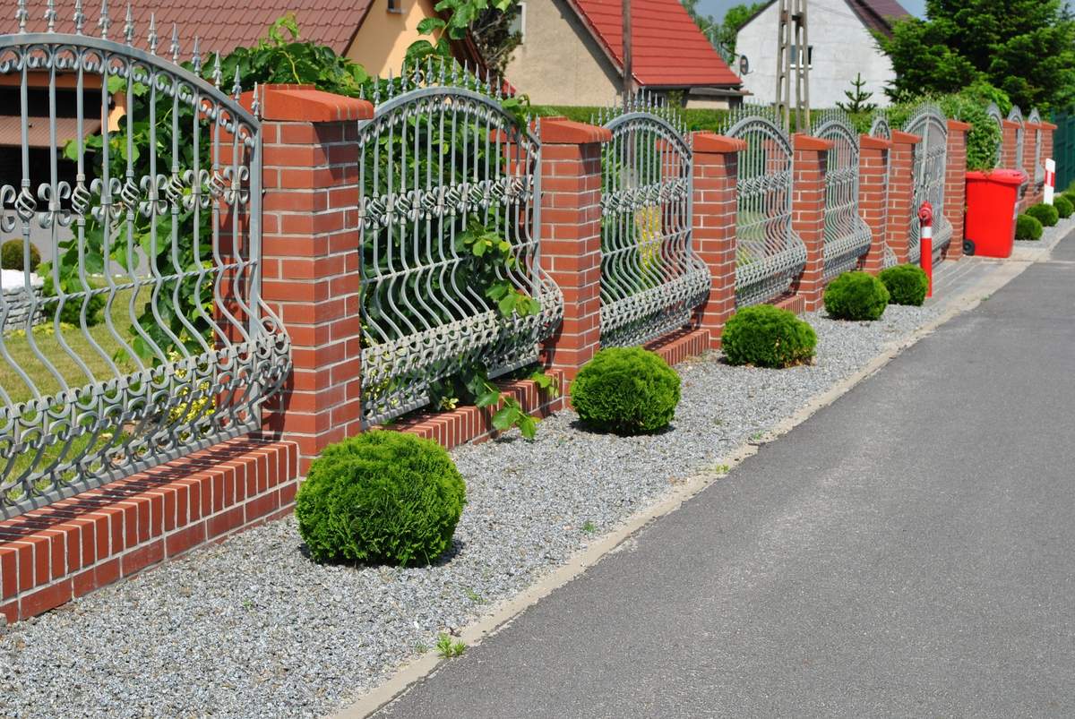 Budujesz ogrodzenie? Czy musisz mieć na to pozwolenie?